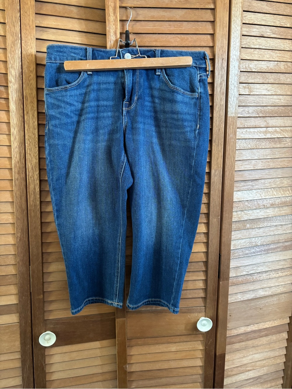 Old Navy Women's Dark Blue Mid Rise WOW Capris.